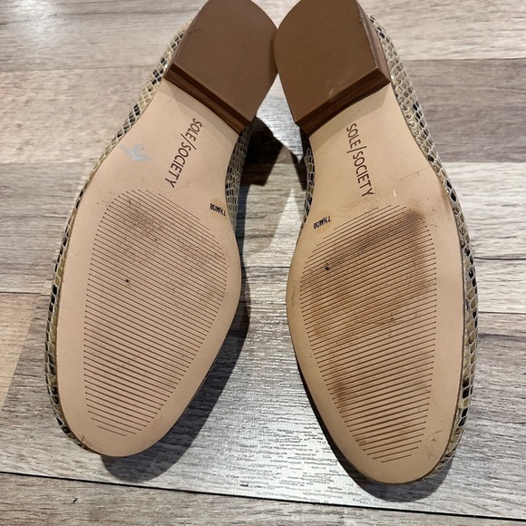 Sole Society Tan and Black Flats with Snakeskin Print - Picture 5 of 6